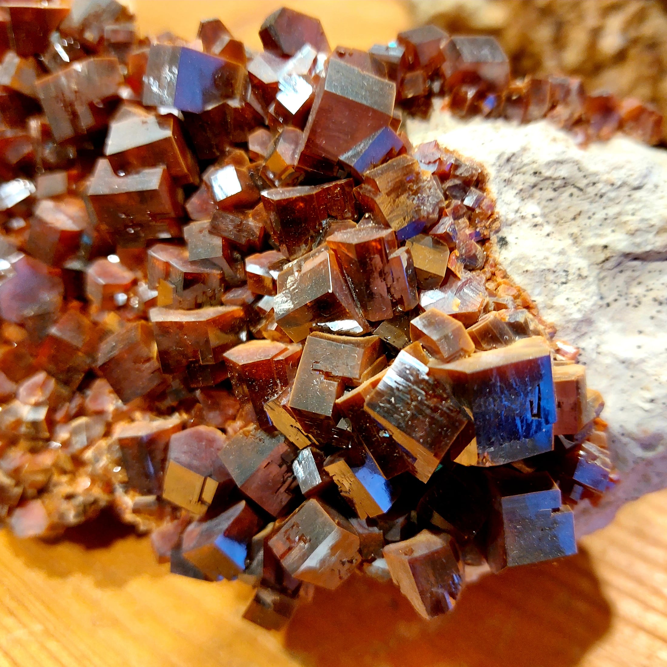 Vanadinit Kristallgruppe 4,324kg / Marokko – Bild 2