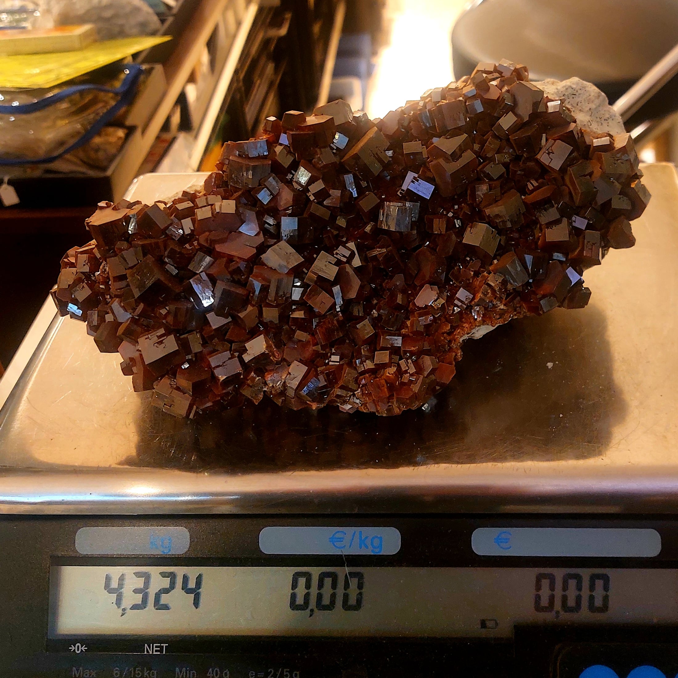Vanadinit Kristallgruppe 4,324kg / Marokko – Bild 3